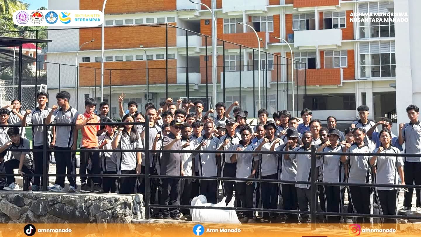 Mahasiswa Asrama Mahasiswa Nusantara (AMN) Manado berdiri mengikuti upacara peringatan ke-63 Hari Integrasi Papua, Jumat (1/5/2026), sebagai simbol kebersamaan dan persatuan dalam keberagaman. (Foto: Ist)