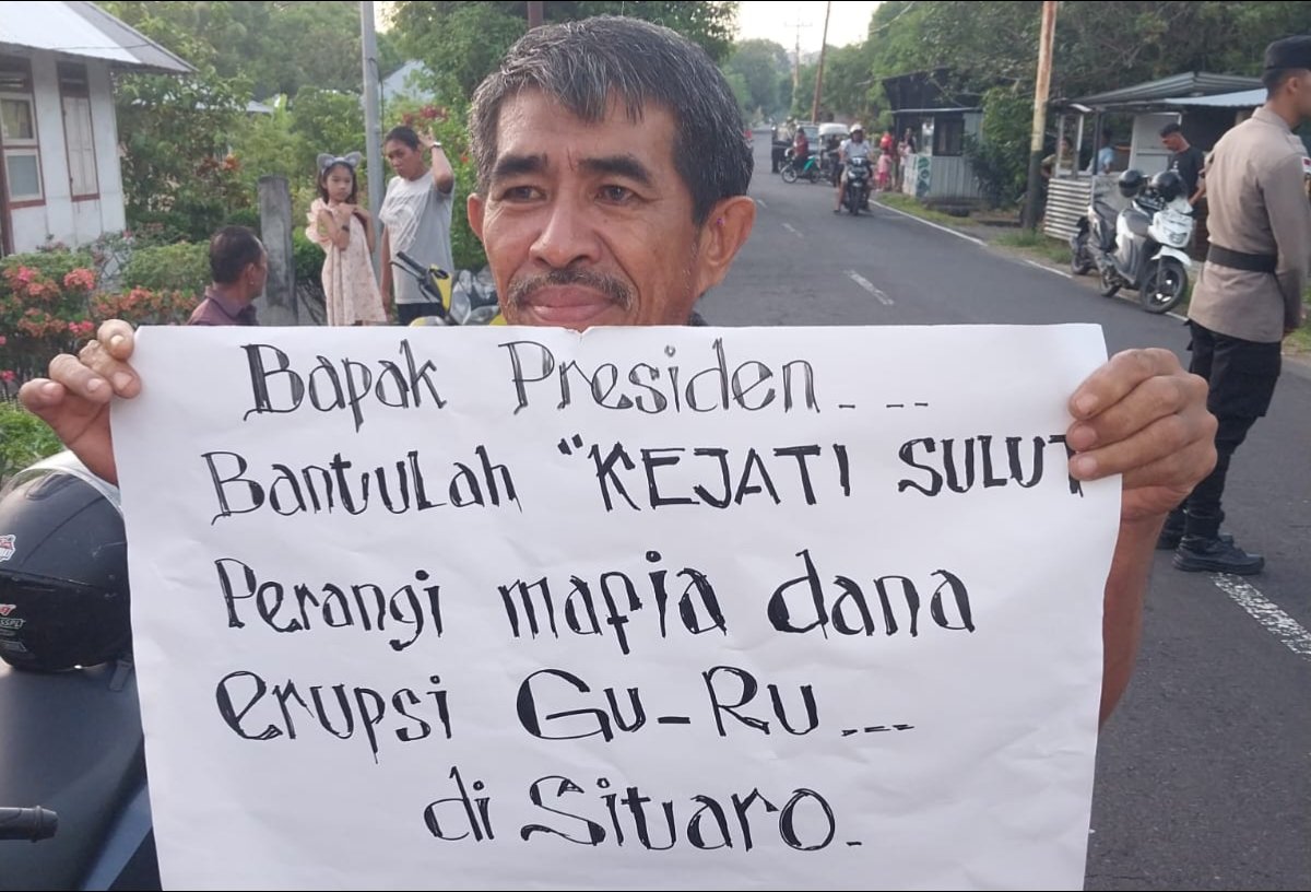 Warga Tagulandang memegang spanduk dukungan penegakan hukum oleh Kejati Sulawesi Utara. (Foto: Ist)