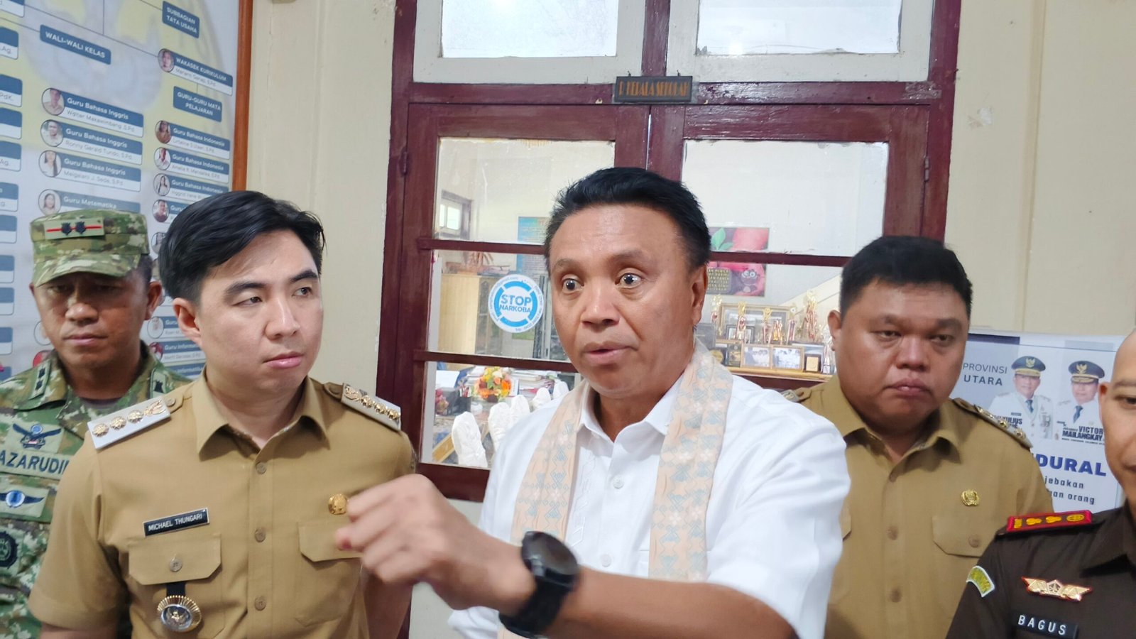 Kepala Kejaksaan Tinggi Sulawesi Utara, Jakob Hendrik Pattipeilohy saat diwawancarai awak media. (Foto: SNews)