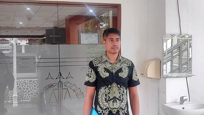 Inspektur Daerah Kabupaten Kep Sitaro Ironers Sikome usai dimintai keterangan oleh penyidik Kejati Sulut. (foto: Selusurnews)