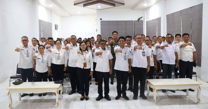 Plt Bupati Sitaro Heronimus Makainas bersama jajaran. (foto: Pemkab Sitaro)
