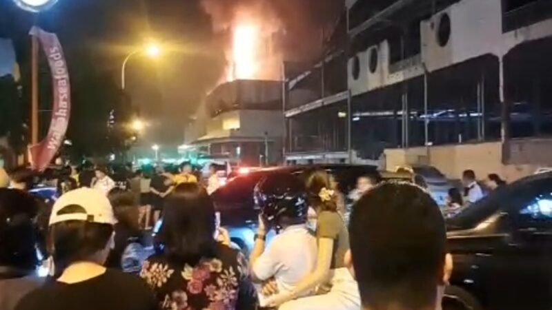 Breaking News: Mega Mall Manado Terbakar
