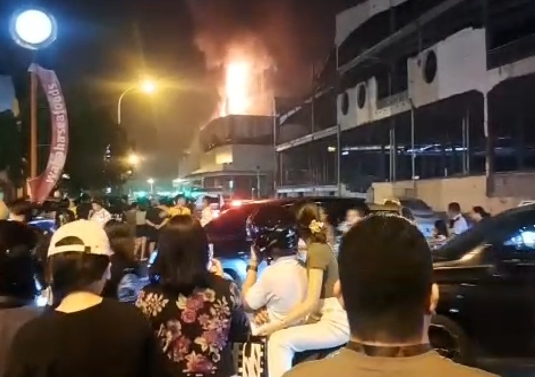 Mega Mall Manado Terbakar Malam ini. (Foto: Ist)