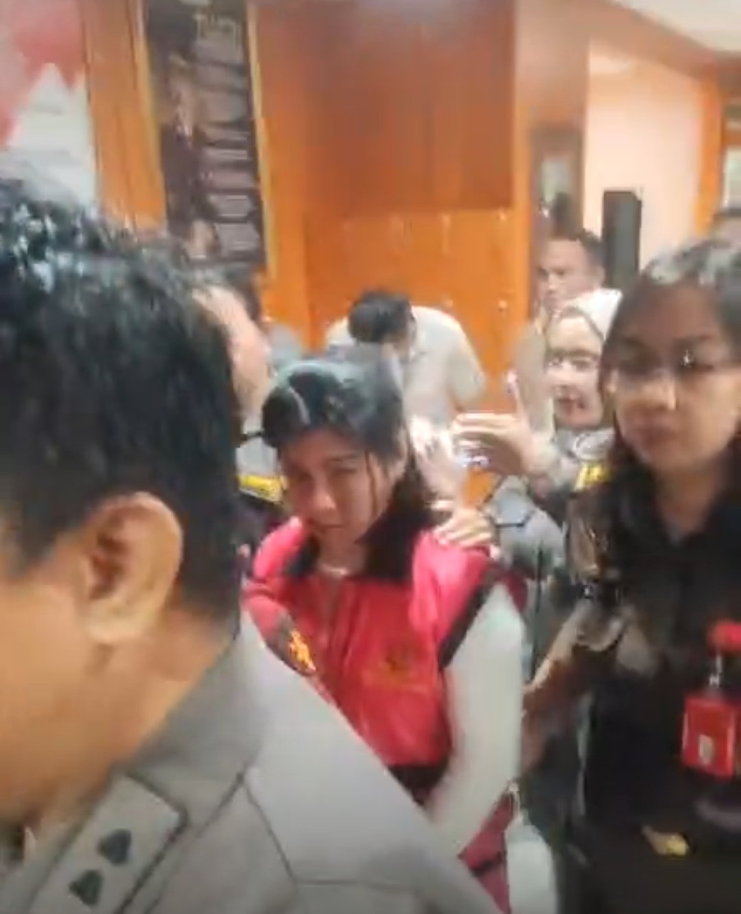 Chyntia Ingrid Kalangit dikawal menuju mobil tahanan usai diperiksa 10 jam, Rabu (6/5/2026). Ditahan terkait dugaan korupsi dana bencana Gunung Ruang. (Foto: Snews)