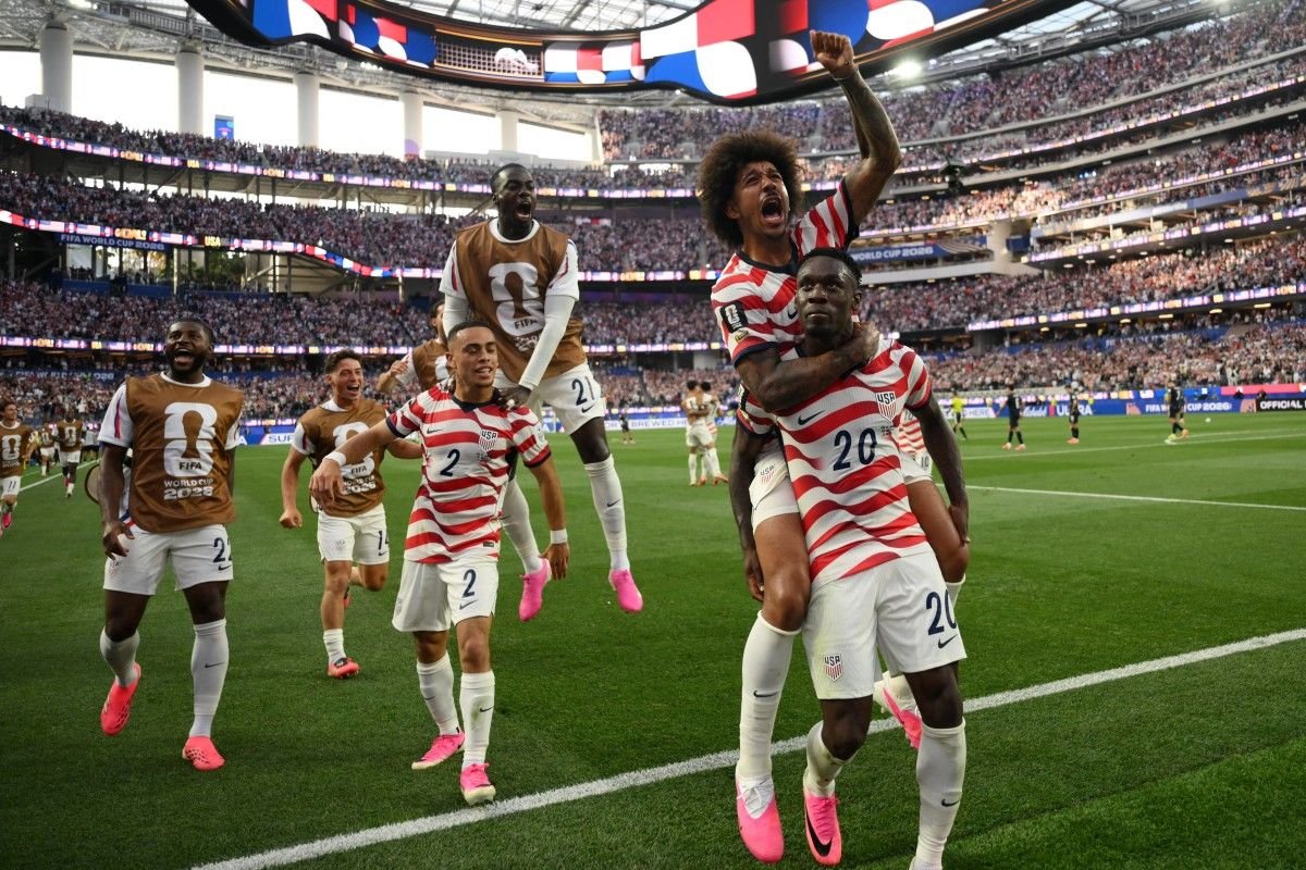 Folarin Balogun merayakan gol dengan rekan satu timnya dalam pertandingan sepak bola Grup D Piala Dunia 2026 antara AS Vs Paraguay di Stadion Los Angeles di Inglewood pada 12 Juni 2026. (Foto oleh Patrick T. Fallon / AFP)