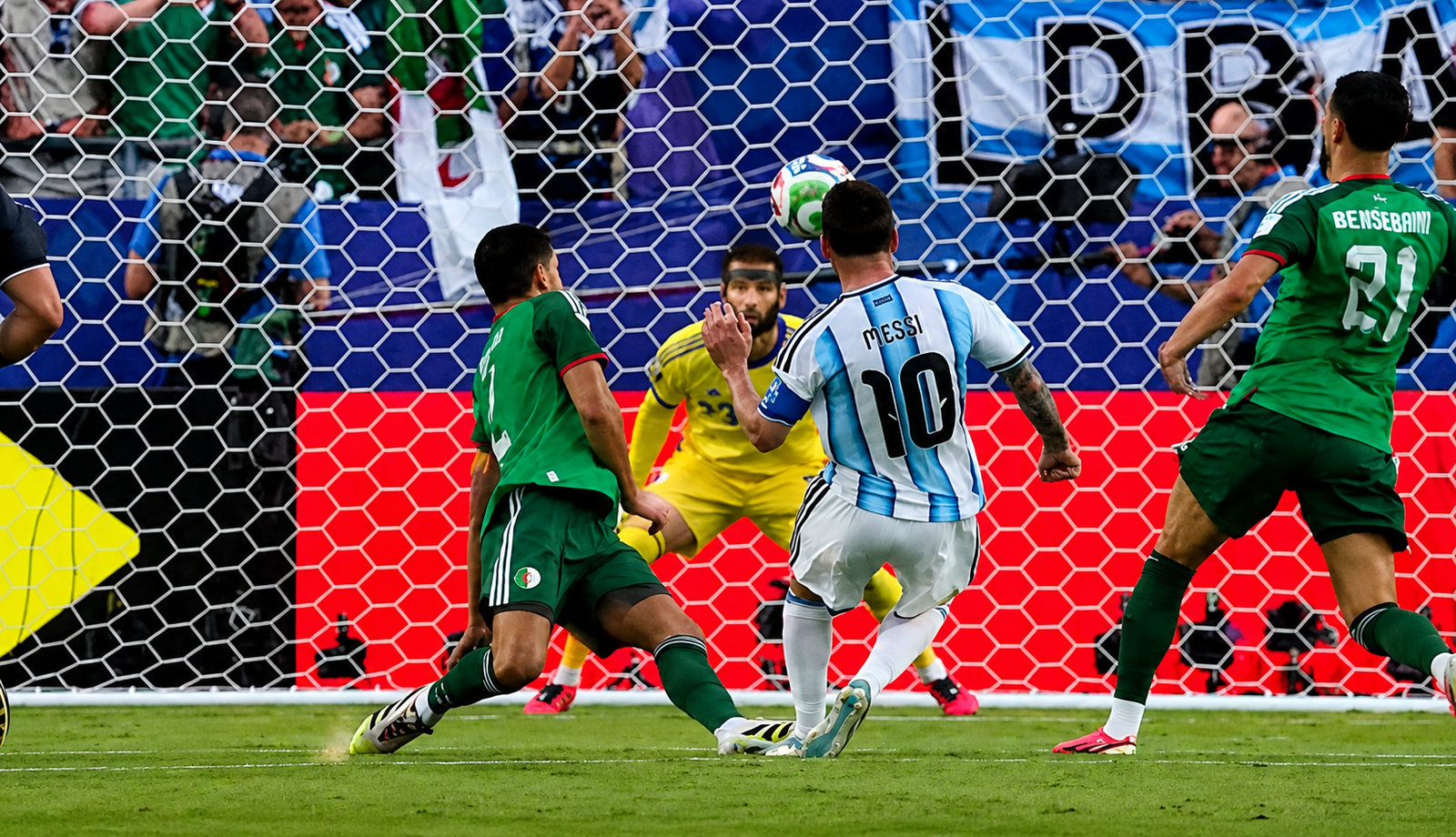 Lionel Messi mencetak gol hattrick ke gawang Aljazair. (Foto: Ist)