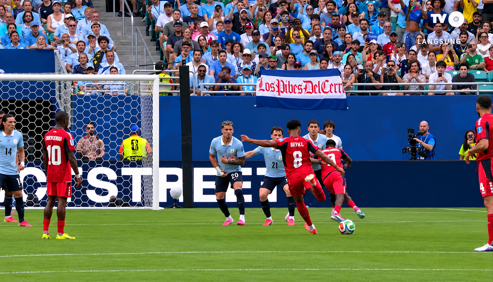 Tendangan bebas Kevin Pina membuka keran gol pertama Tanjung Verde vs Uruguay. (Foto: Tangkapan layar Youtube)