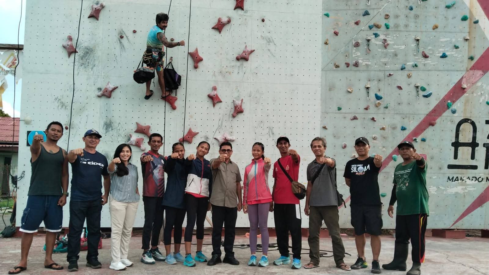 Plt Bupati Sitaro Heronimus Makainas saat meninjau atlet FPTI Sitaro jelang Kejurnas Jakarta 2026. (Foto: Ist)