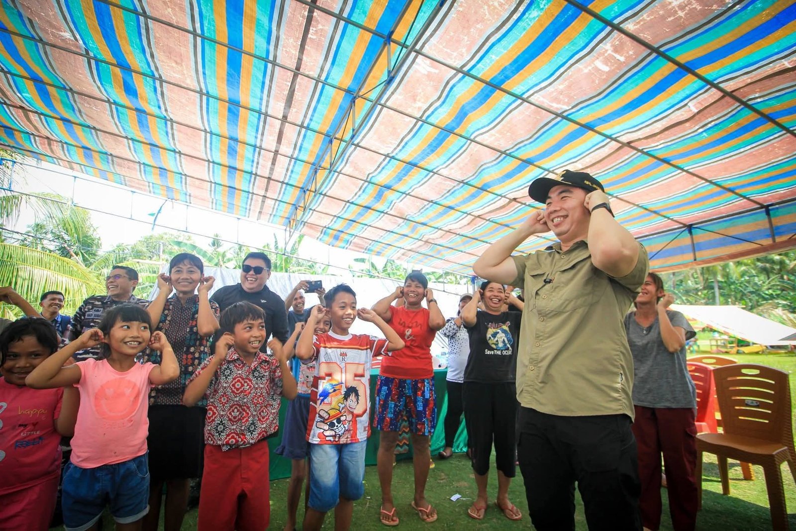 Bupati Michael Thungari dan Wakil Bupati Tendris Bulahari ikut dalam trauma healing bersama anak anak di Pulau Terluar Sangihe. (Foto: Ist)