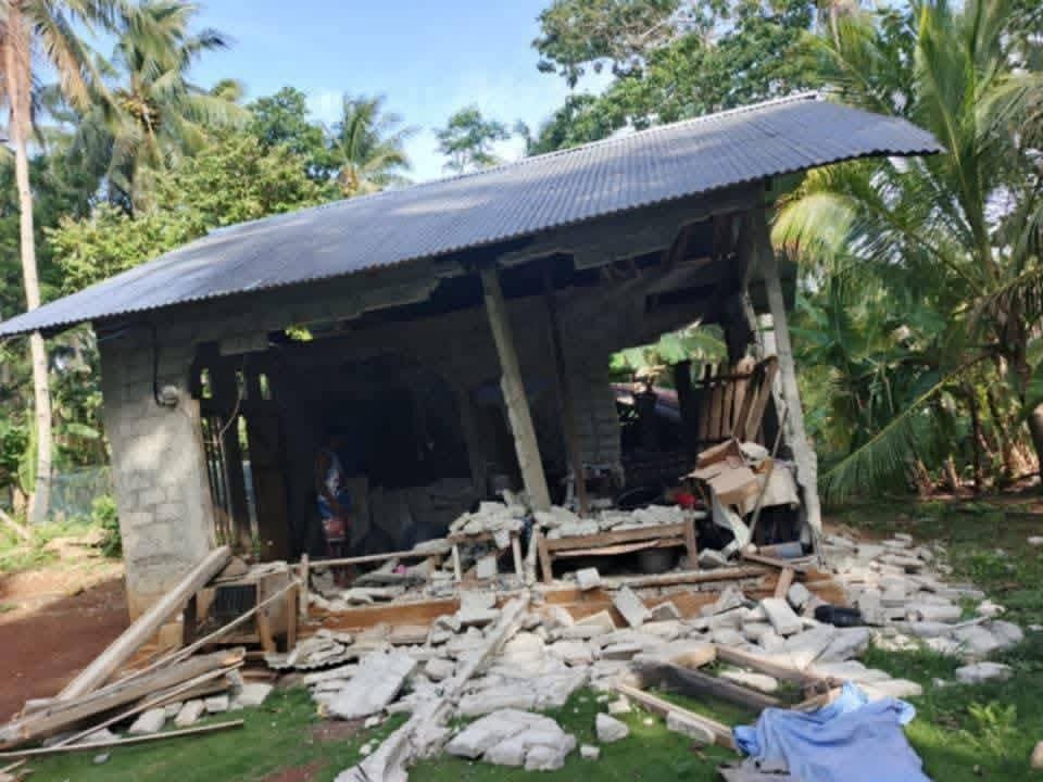 Salah satu rumah warga yang rusak akibat gempa bumi tektonik berkekuatan Magnitudo 7,7 di Kematangan Kepulauan Marore. (Foto: Ist)