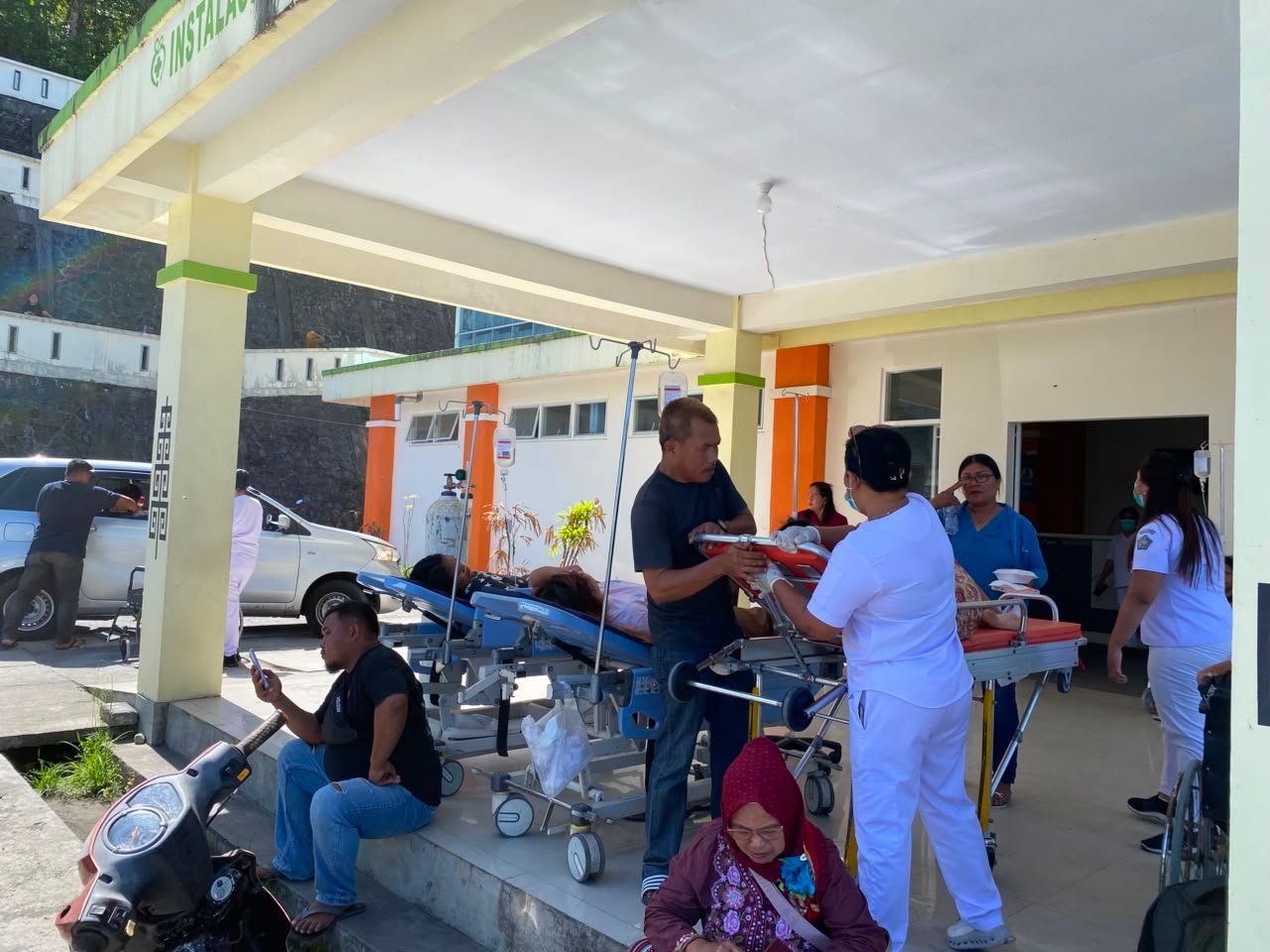 Penanganan pasien di RSUD Liun Kendage Tahuna pascagempa di Sangihe. (Foto: SNews)