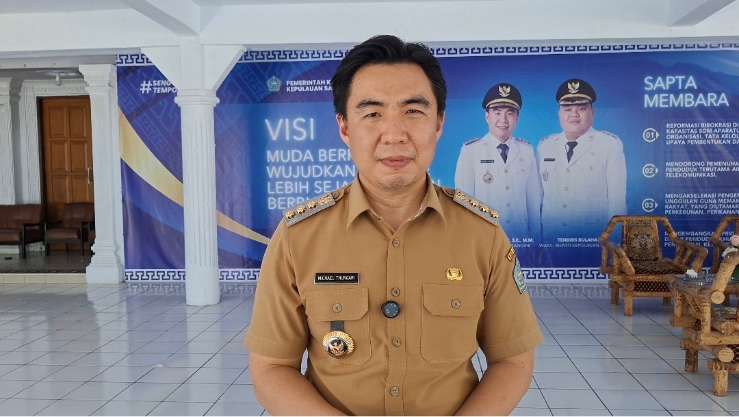 Bupati Kepulauan Sangihe Michael Thungari saat diwawancarai, Senin (8/6/2026). (Foto: SNews)