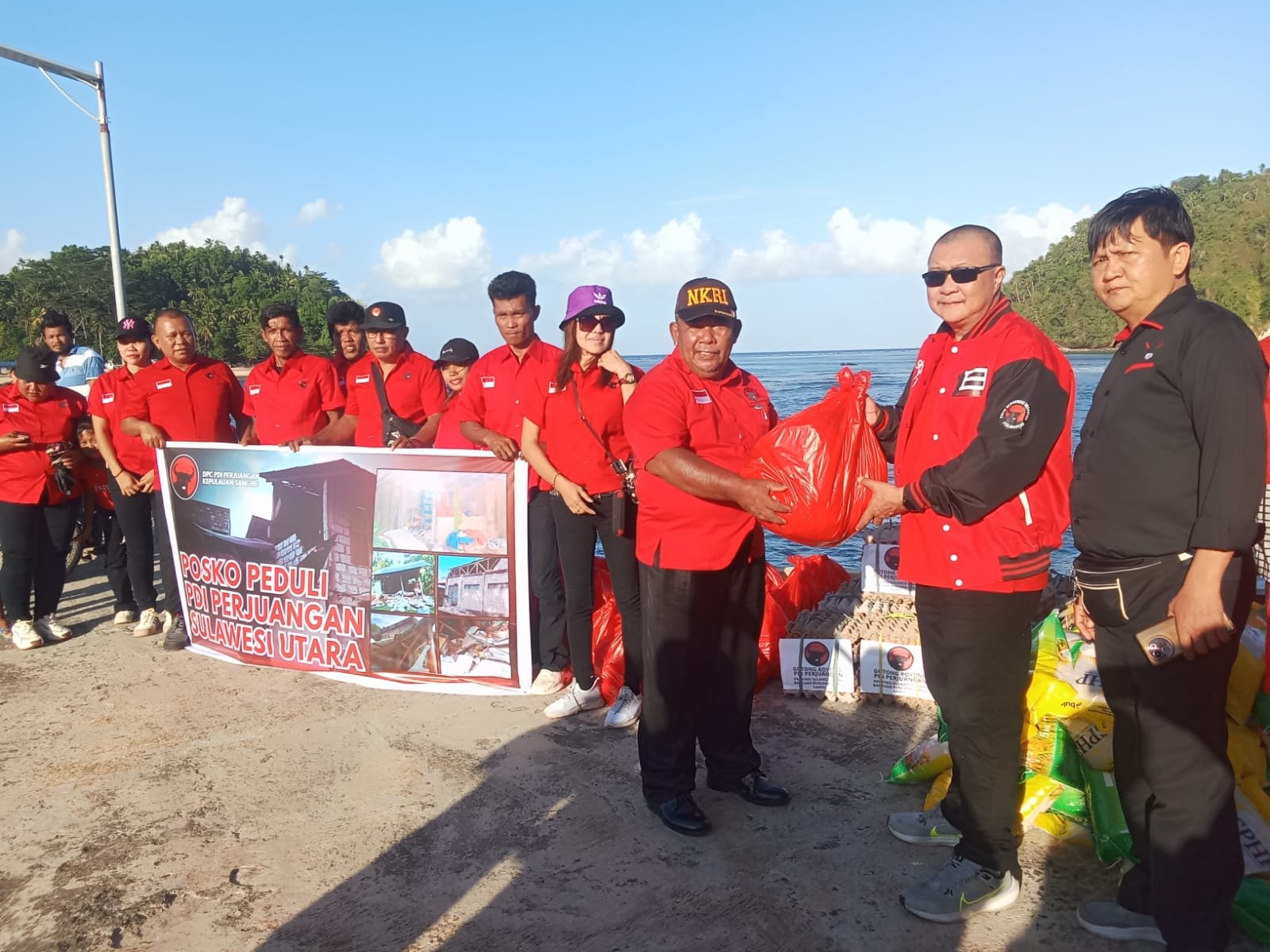 DPC PDI Perjuangan Kabupaten Kepulauan Sangihe saat menyalurkan bantuan kepada korban gempa M7,7 di Kepulauan Marore. (Dok. Ist)