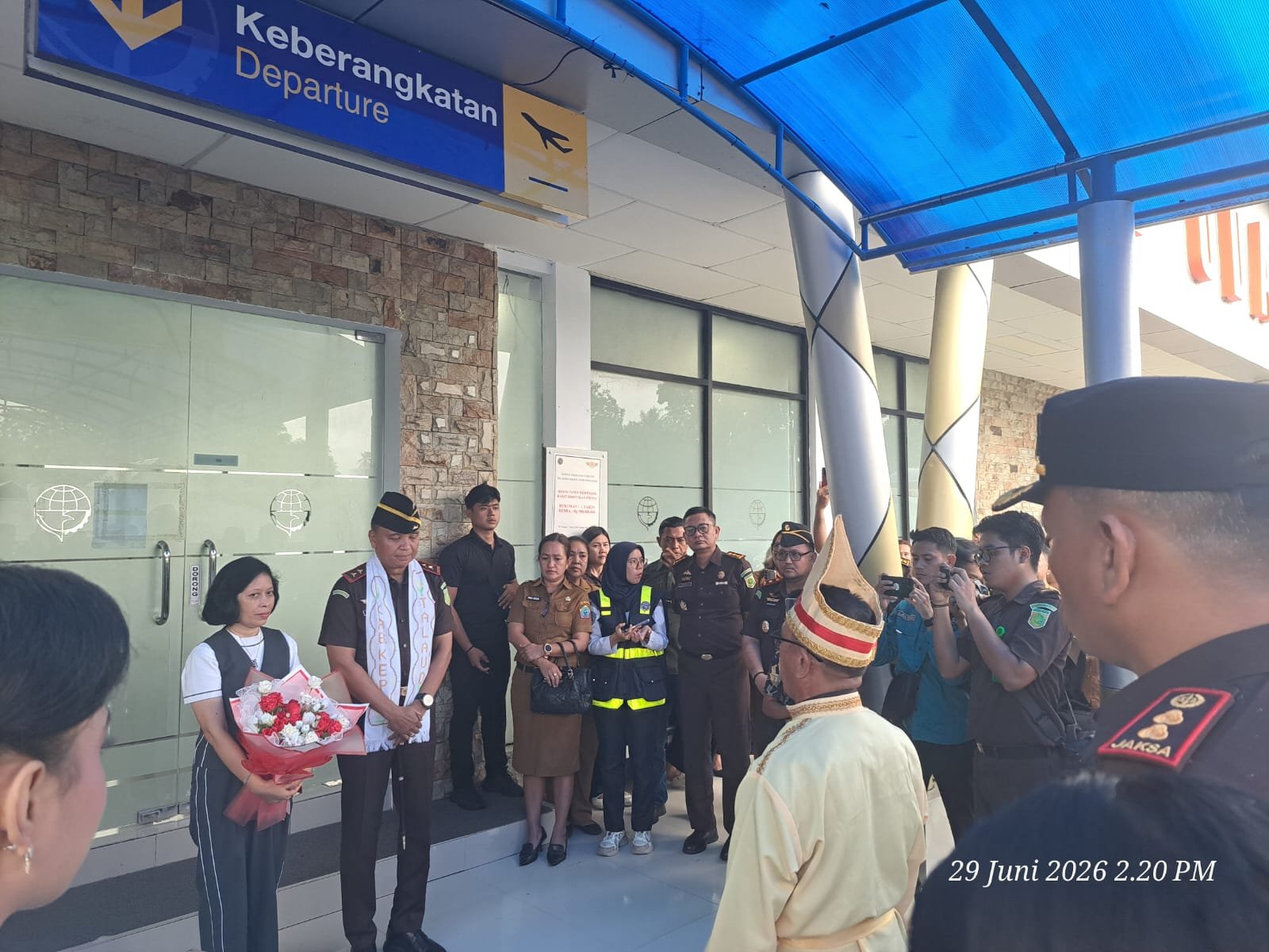 Kajati Sulut Jacob Hendrik Pattipeilohy disambut adat di Bandara Melonguane, memperkuat sinergi penegakan hukum dan pembangunan Talaud. (Foto: Ist)