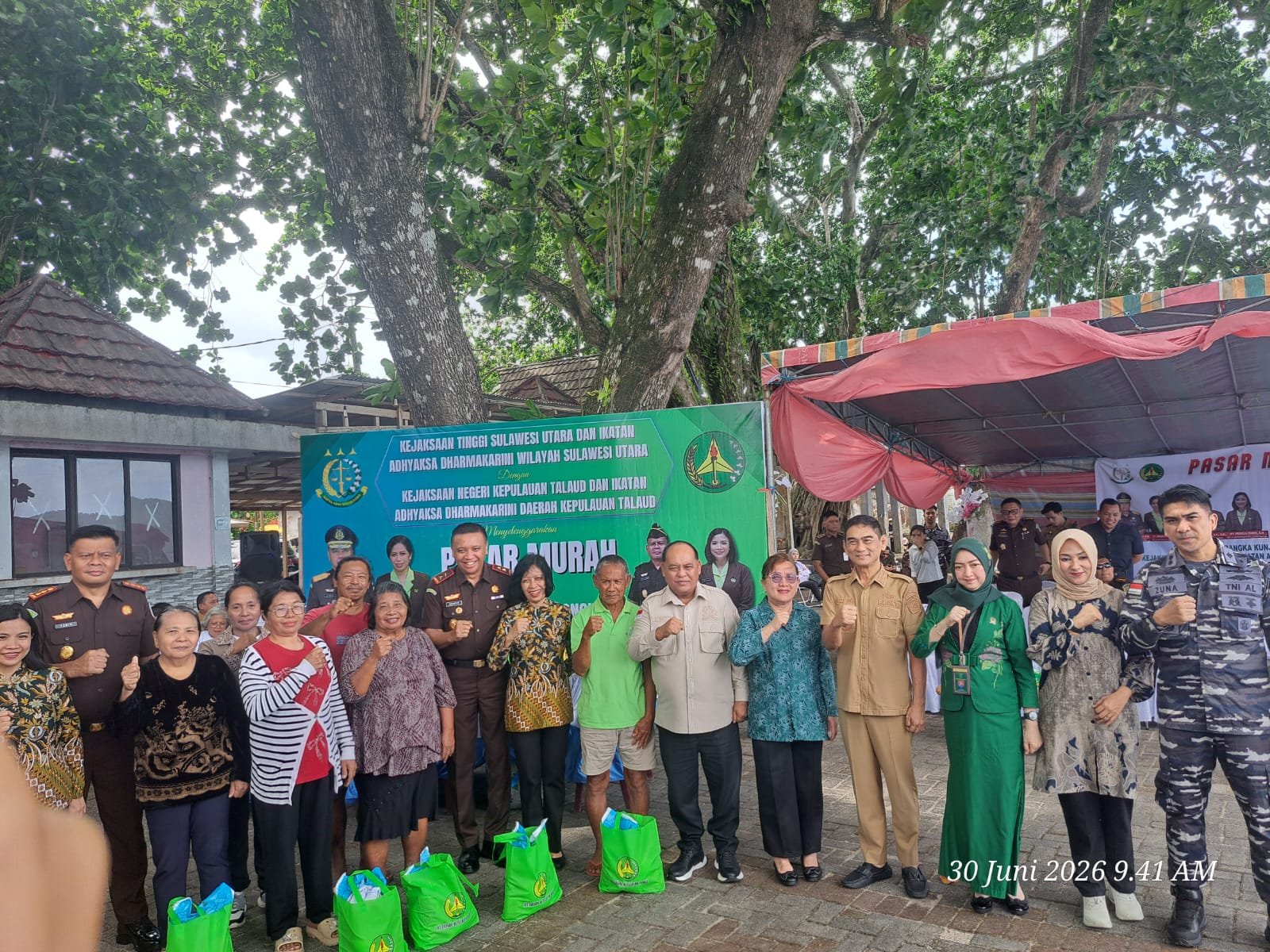Kajati Sulut membuka Pasar Murah di Talaud, membantu masyarakat memperoleh kebutuhan pokok dengan harga terjangkau. (Foto: SNews/Fernando)