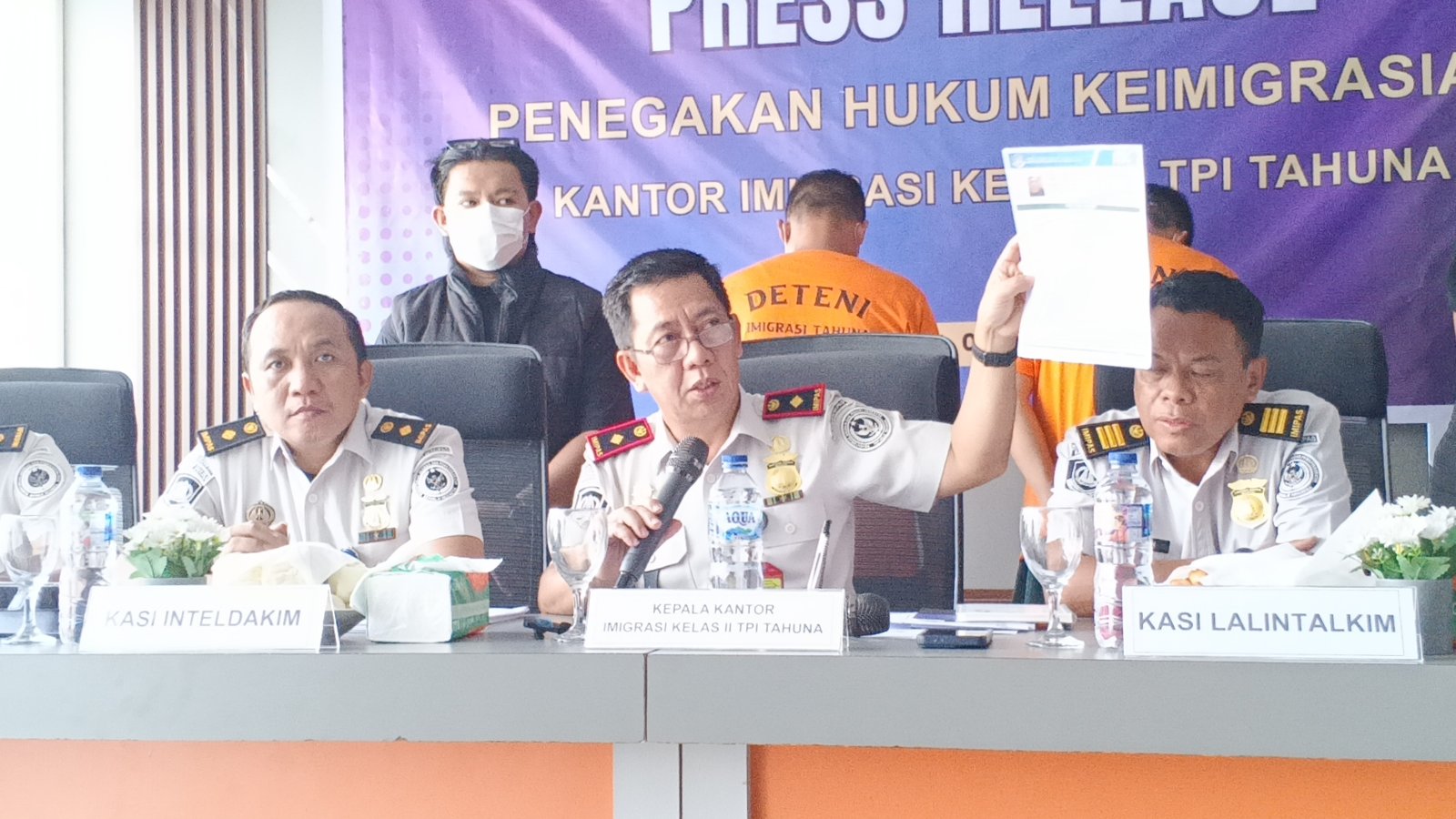 Kepala Kantor Imigrasi Kelas II TPI Tahuna, Ready Jootje Ratag, mengatakan pemeriksaan dilakukan untuk memastikan identitas, tujuan kedatangan, serta aktivitas kedua WNA selama berada di wilayah Indonesia. (Foto: SNews)