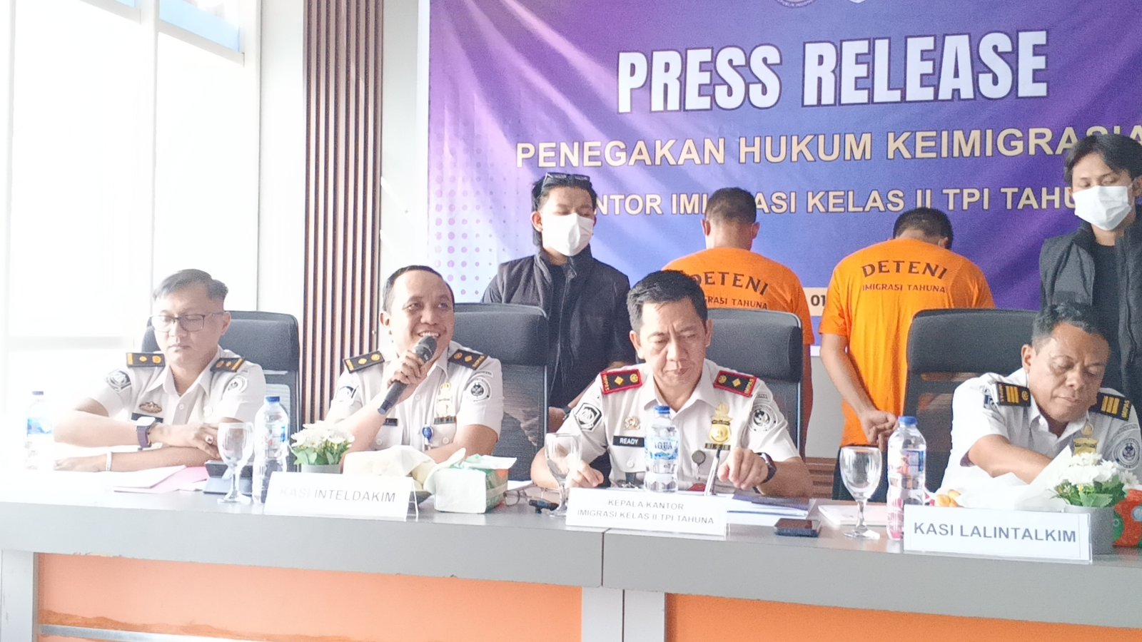 Kepala Seksi Intelijen dan Penindakan Keimigrasian Kantor Imigrasi Kelas II TPI Tahuna, Joudy H. Supit, melalui penjelasannya di konferensi Pers. (Foto: Snews)