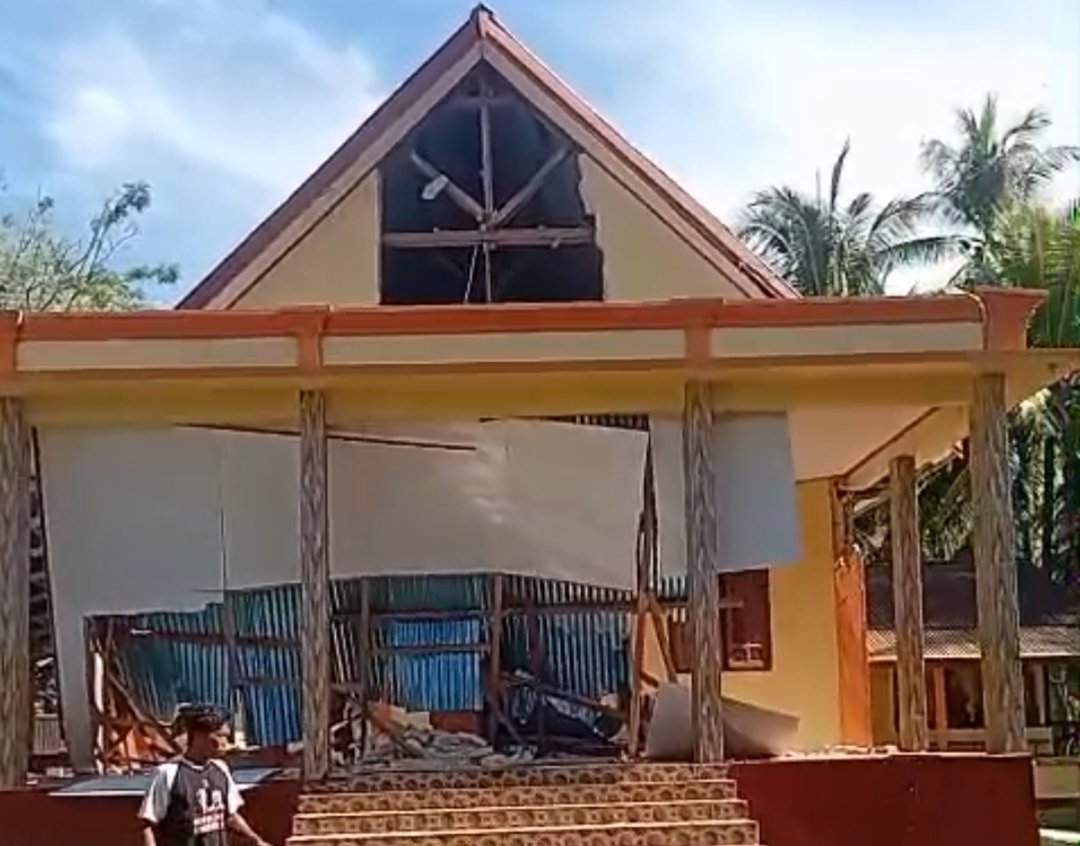 Bangunan gereja di Matutuang rusak akibat Gempa M 7,7. (Foto: Ist)