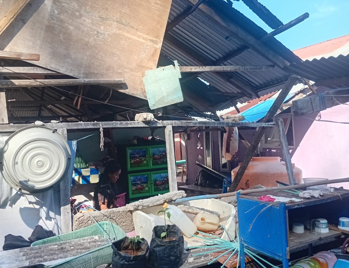 Salah satu rumah warga yang rusak di Kampung Matutuang. (Foto: Reksan Salur)