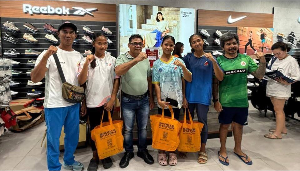 Plt Bupati Sitaro Heronimus Makainas tampak menemani atlet Sitaro berbelanja di salah satu pustaka perbelanjaan di Manado. (Foto: Ist)