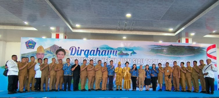 Jajaran pejabat di Pemkab Sitaro foto bersama usai perayaan HUT daerah tahun 2026. (foto: Selusur)