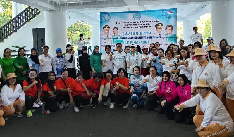 Ny Lesli J Makainas-Sasiwu menghadiri peringatan Hari Kesatuan Gerak (HKG) PKK ke-54 yang berlangsung di Manado. (foto: Kominfo Sitaro)