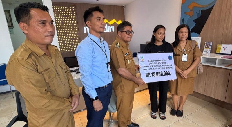 Penyaluran bantuan tunai pada penyintas dan ahli waris dari bencana yang terjadi di Kebupaten Kepulauan Sitaro. (foto: Dinas Sosial Sitaro)