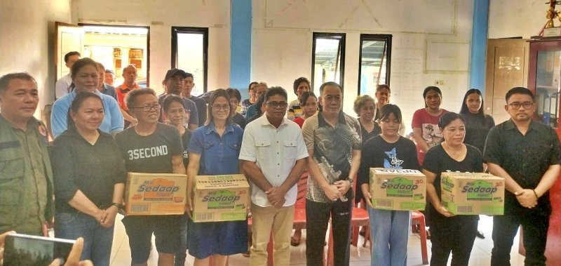 Penyerahan bantuan kepada warga yang tertimpa bencana di Kabupaten Kepulauan Sitaro. (Foto: Kominfo Sitaro)