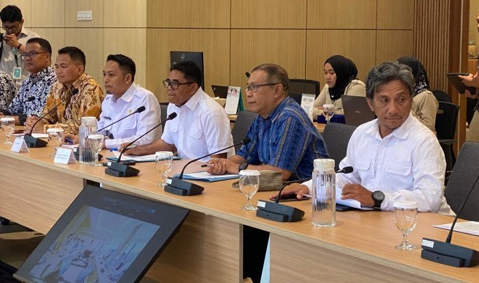 Plt Bupati Heronimus Makainas bersama tim dari Pemkab Kepulauan Sitaro saat audiensi dengan Kementerian Kesehatan. (foto: Kominfo Sitaro)
