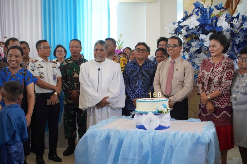 Plt Bupati Heronimus Makainas menghadiri perayaan HUT jemaat GMIST Imanuel Kelling Balehumara Tagulandang. (foto: Kominfo Sitaro)
