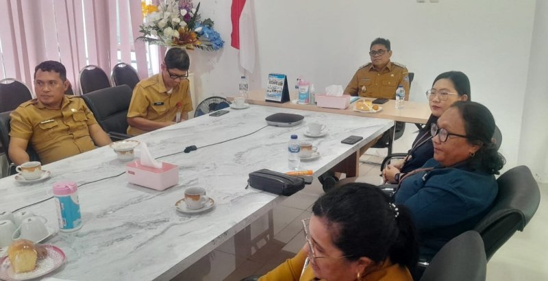 Plt Bupati Sitaro Heronimus Makainas bersama jajaran mengikuti rapat daring dengan Mendagri Tito Karnavian. (foto: Kominfo Sitaro)
