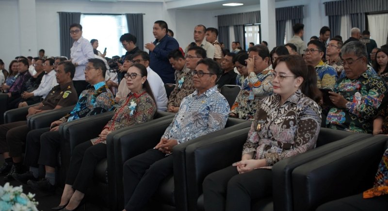 Plt Bupati Sitaro Heronimus Makainas menghadiri kegiatan di Universitas Negeri Manado. (foto: Kominfo Sitaro)