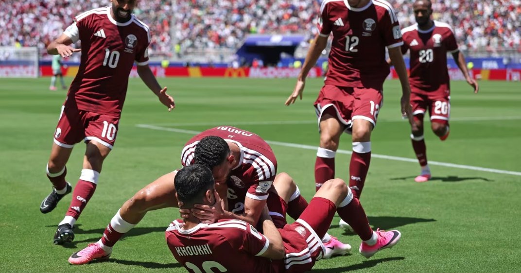 Selebrasi pemain Qatar saat menyamakan kedudukan di babak kedua melawan Swiss. (Foto: Fifa)