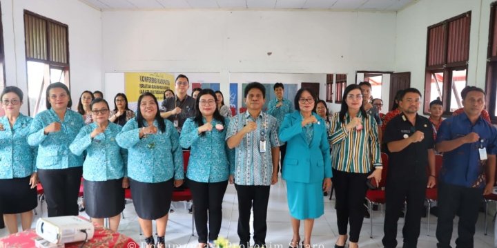 TP-PKK Sulut dan Sitaro serta jajaran pemerintahan dalam penilaian PHBS di Kecamatan Siau Timur. (foto: Kominfo Sitaro)