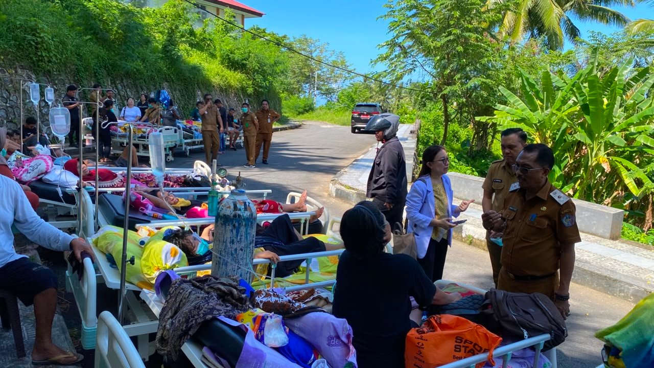 Pasien di Rumah Sakit Liun Kendage Tahuna Dievakuasi ke Halaman. (Foto: Snews)