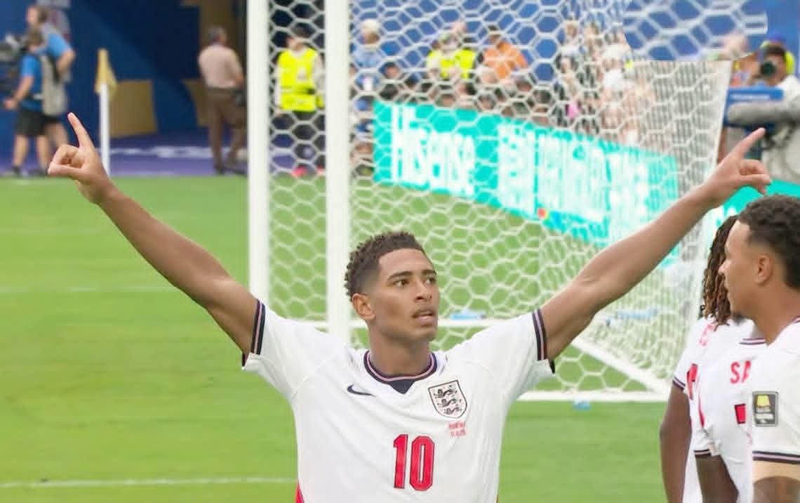 Jude Bellingham menjadi pembeda bagi Inggris. Dua golnya membawa The Three Lions bangkit dari ketertinggalan untuk menundukkan Norwegia 2-1 setelah babak perpanjangan waktu dan memastikan tiket ke semifinal Piala Dunia FIFA 2026. (Foto: Ist)