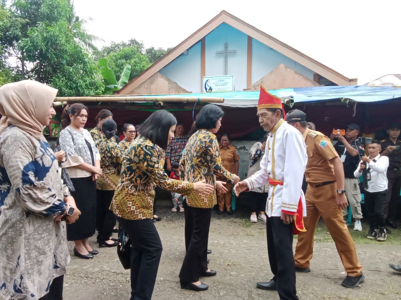 Ketua IAD Wilayah Sulawesi Utara Ny. Yulis Hendrik Pattipeilohy mengunjungi Panti Asuhan Gloria, memotivasi anak-anak meraih masa depan lebih baik. (Foto: Ist)