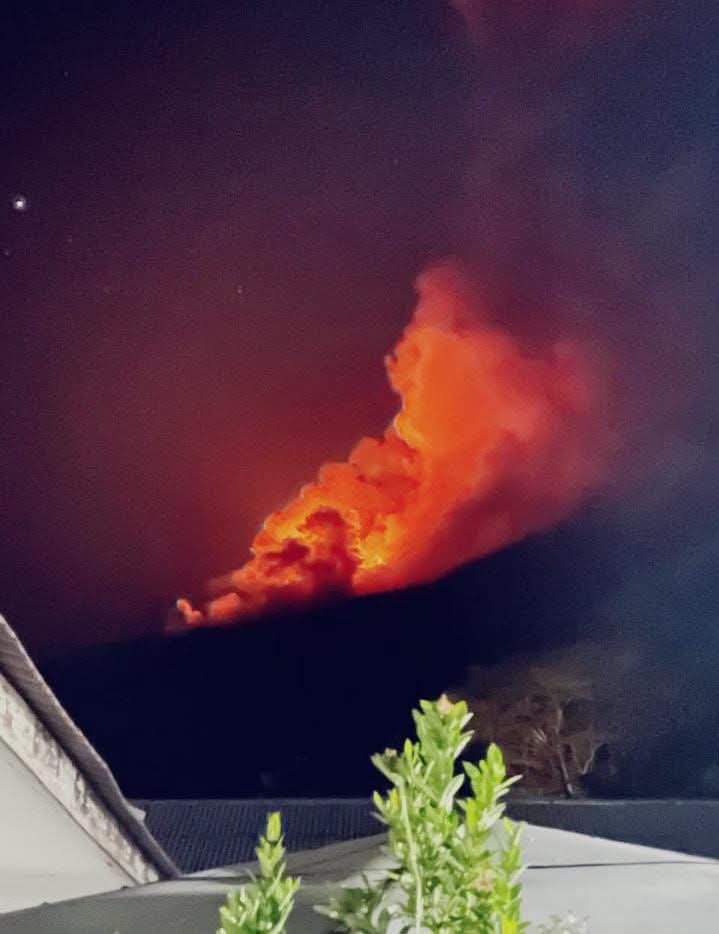 Gunung Karangetang kembali memuntahkan lava. (Foto: Kominfo Sitaro)