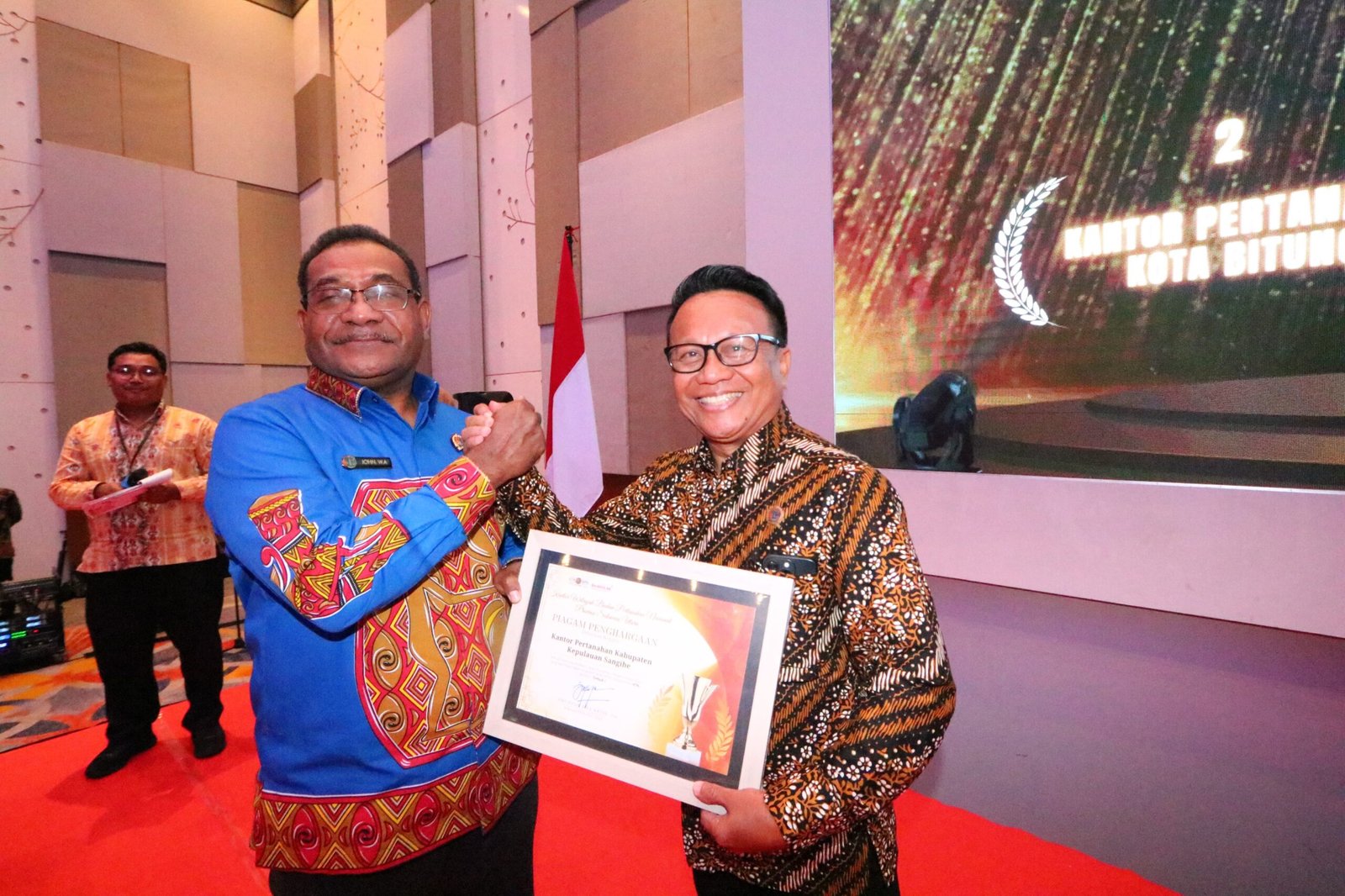 Kepala Kantor Pertanahan Sangihe menerima penghargaan PTSL tercepat tingkat Sulawesi Utara tahun 2026. (Foto: Ist)