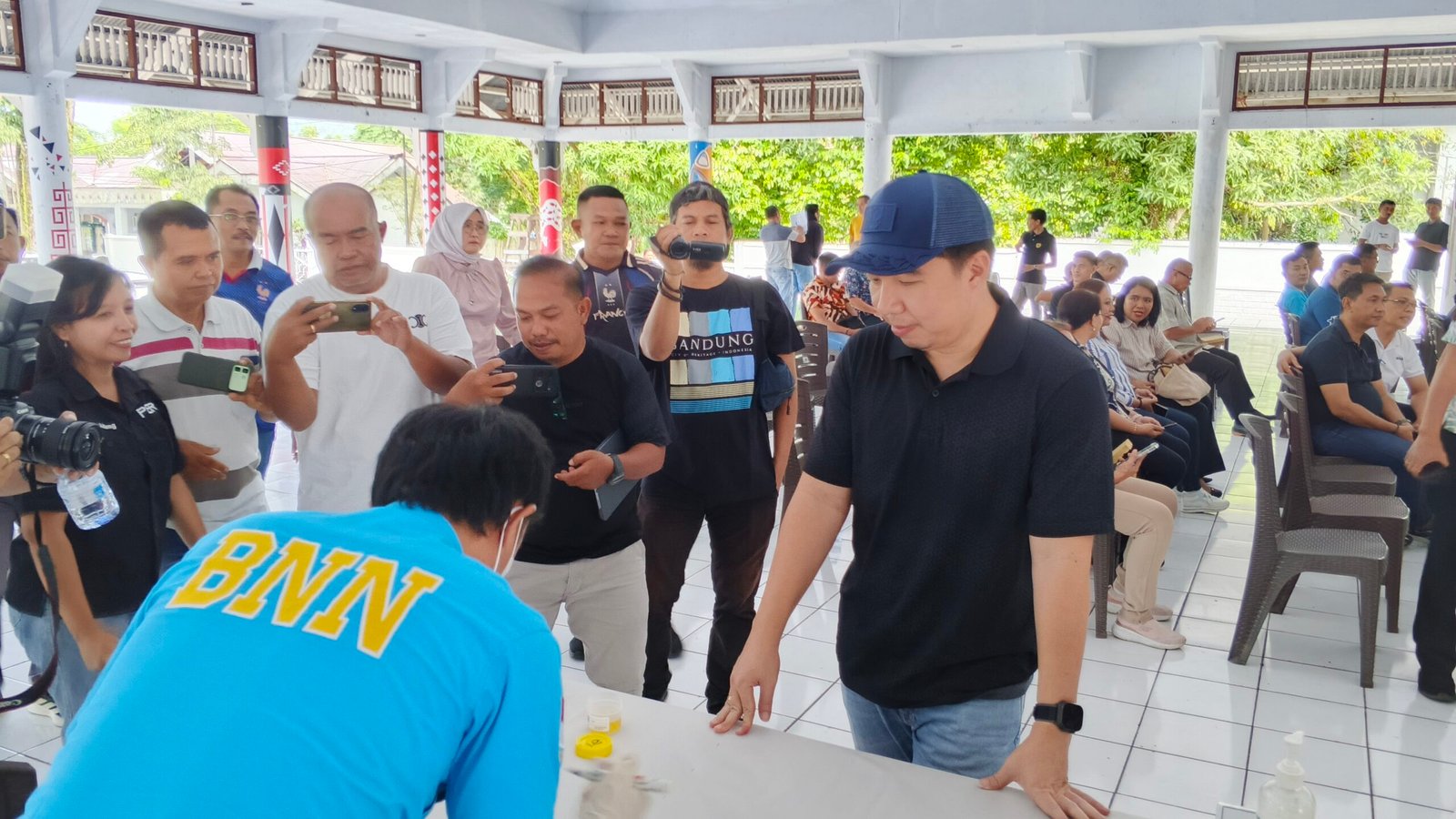 Bupati Michael Thungari bersama pejabat Pemkab Sangihe menjalani tes urine sebagai komitmen mewujudkan birokrasi bersih dari narkotika. (Foto: SNews)