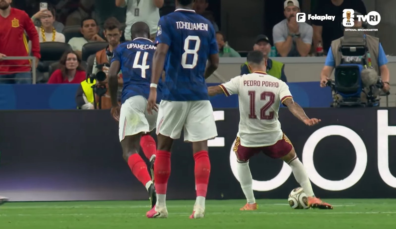 Pedro Porro menggandakan keunggulan Spanyol lewat gol indah pada menit ke-58, memastikan kemenangan 2-0 atas Prancis dan membawa La Roja melaju ke final Piala Dunia 2026. (Foto: Tangkapan layar Youtube)