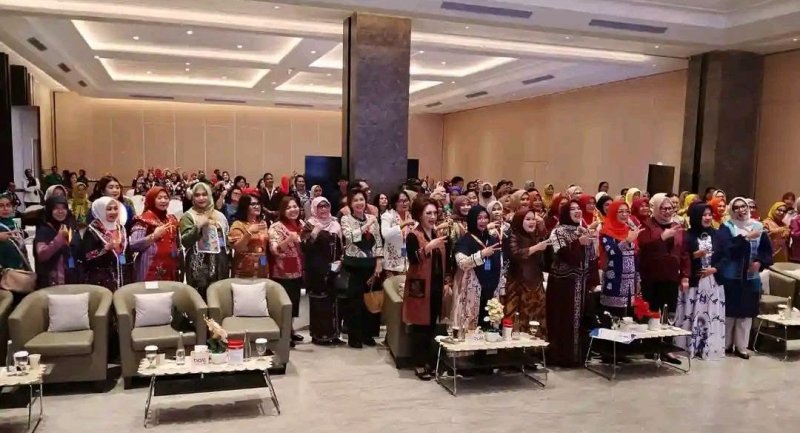 Ketua TP-PKK se-Indonesia yang menghadiri peringatan HUT APKASI ke-26. (foto: Kominfo Sitaro)