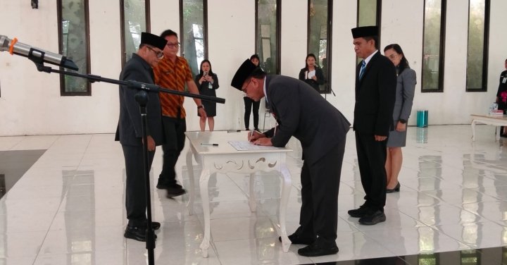 Pelantikan penjabat Sekretaris Daerah Kabupaten Kepulauan Sitaro. (foto: Selusurnews)