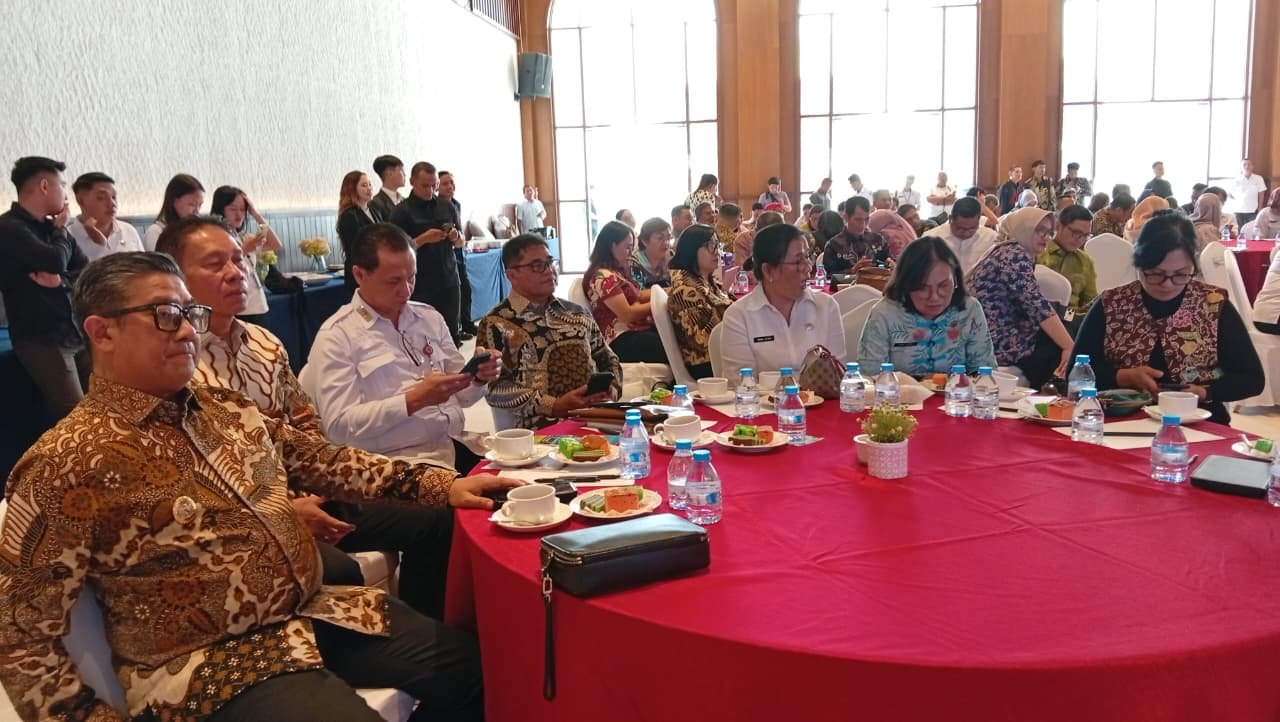 Plt Bupati Sitaro Heronimus Makainas mengikuti agenda TPAKD di Hotel NDC Manado Rabu 29 Juli 2029. (foto: selusurnews)