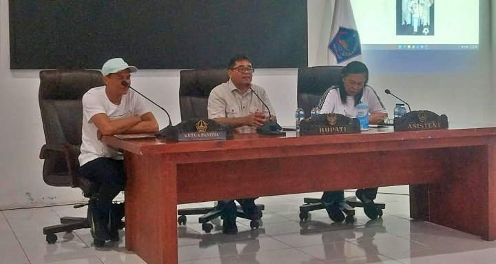 Rapat Pemantapan Kejuaraan Sepak Bola Bupati Cup 2026 yang dipimpin Plt Bupati Heronimus Makainas. (foto: Kominfo Sitaro)
