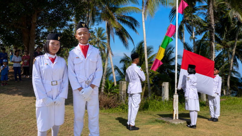 Dua Siswa Tanpa Status Kewarganegaraan Jadi Pengibar Bendera di Perbatasan