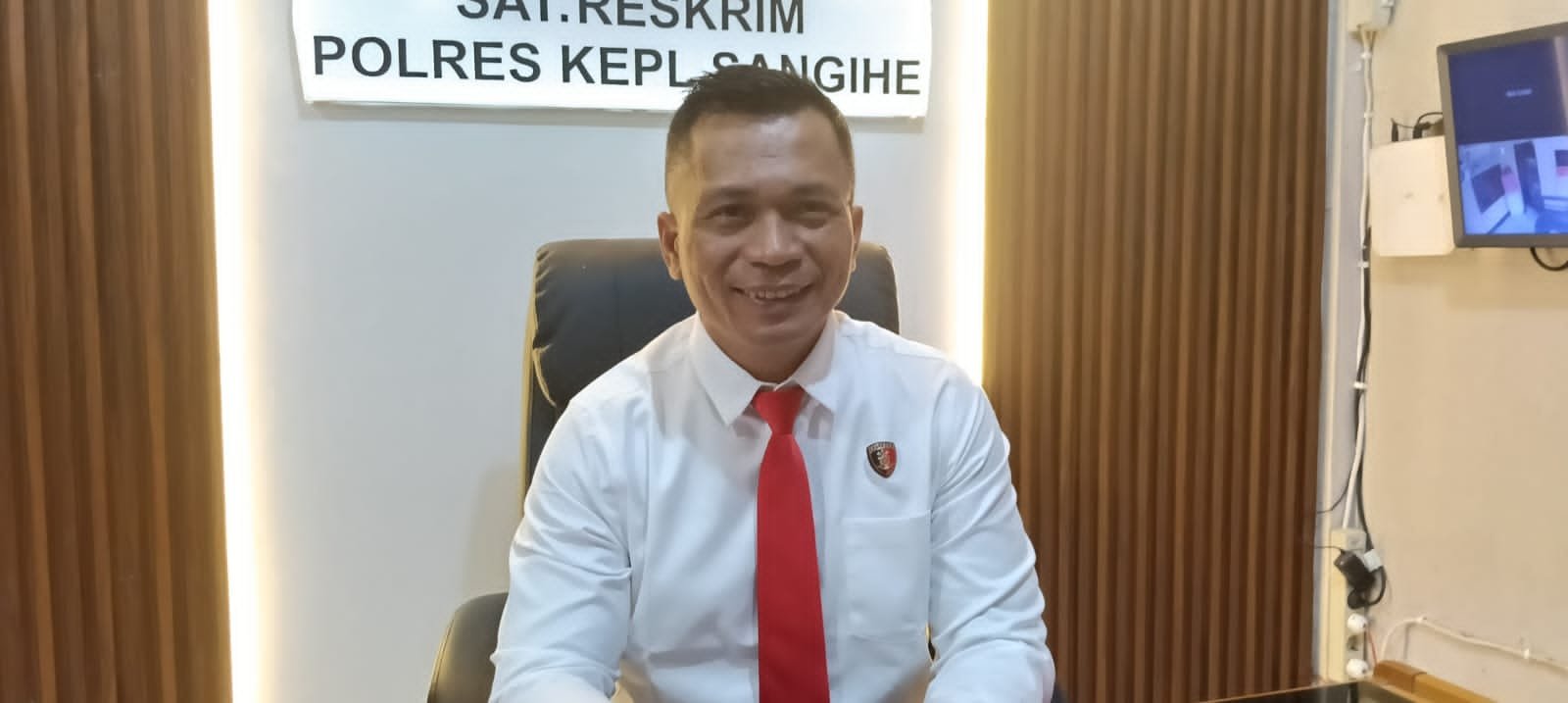 Kasat Reskrim Polres Sangihe Iptu Harli E Buida saat menjelaskan perkembangan kasus Dana Desa Petta Selatan. (Foto: Ist)