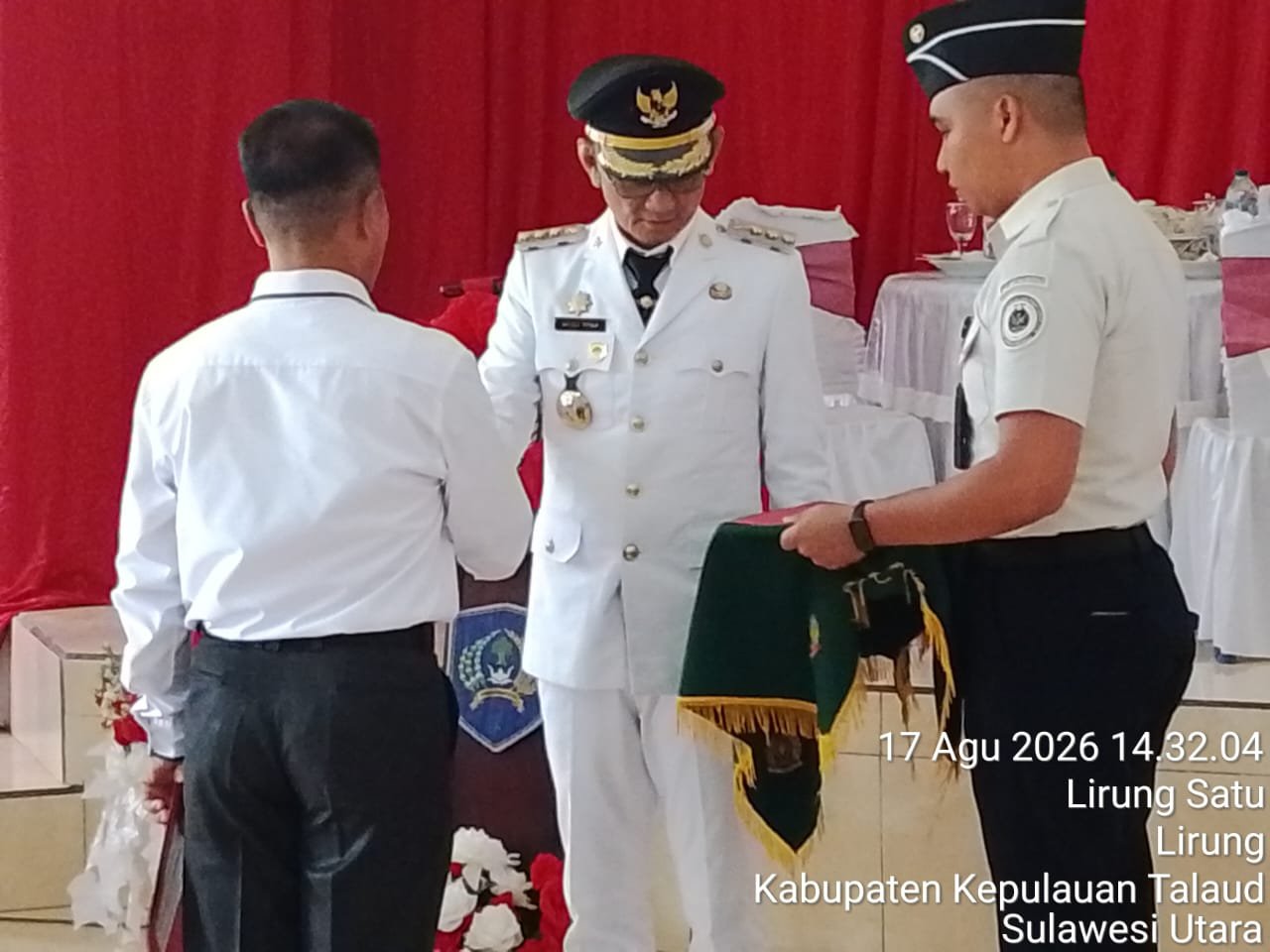 Bupati Talaud Welly Titah menyerahkan remisi kepada warga binaan Lapas Lirung saat HUT RI. (Foto: Ist)