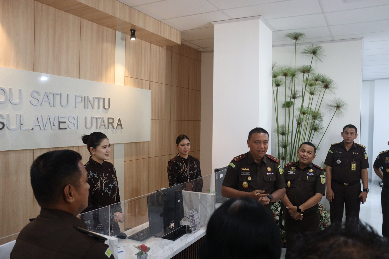 Kajati Sulut Jacob Pattipeilohy meresmikan gedung PTSP dan Tempat Ibadah Imanuel. (Foto: Ist)
