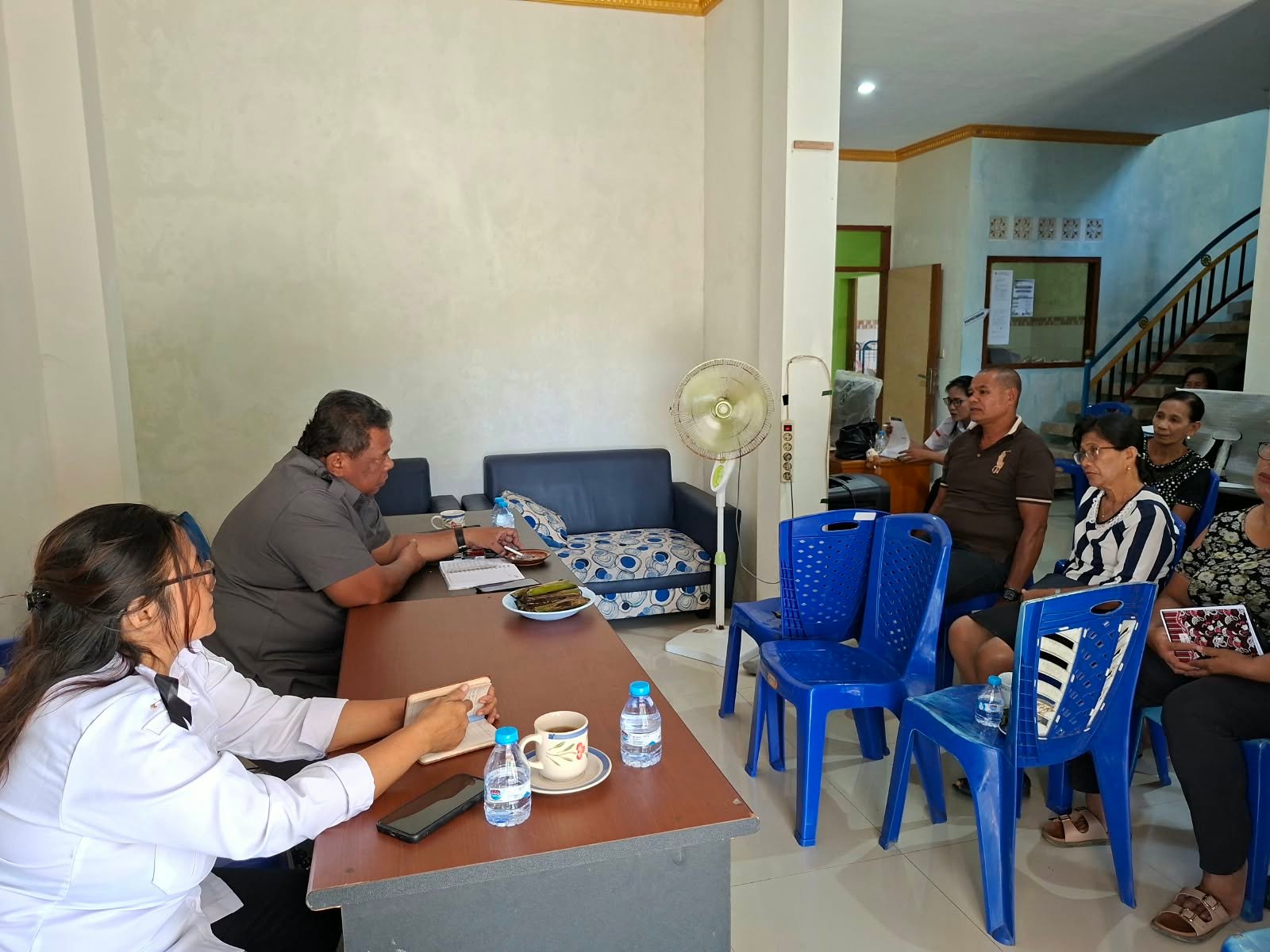 Rustam Pakaya menyerap aspirasi warga Kelurahan Lesa dalam kegiatan reses DPRD Sangihe. (Foto: Ist)